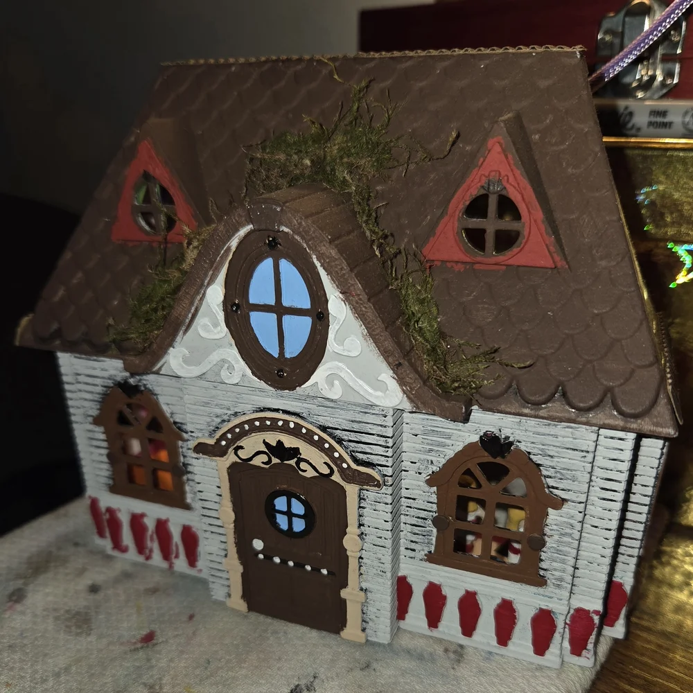 Charming Red and Brown Miniature House - Picture 4 of 4
